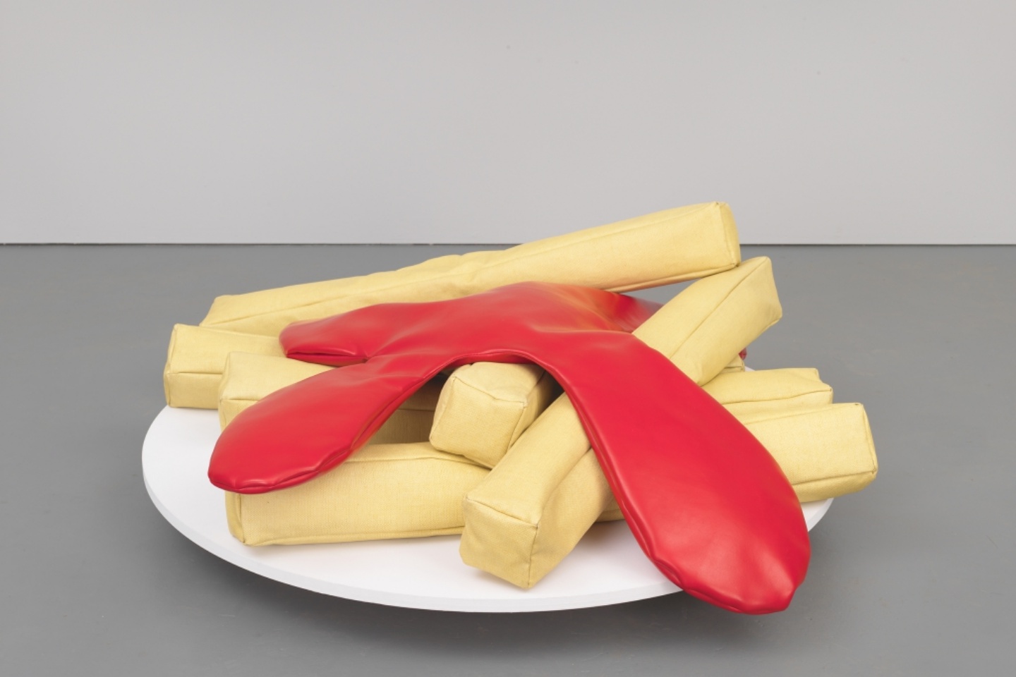 French Fries and Ketchup Claes Oldenburg 1963, vinyle et kapok sur base en bois, 26,7 x 106,7 x 111,8 cm Whitney Museum of American Art, New York - 50th Anniversary Gift of Mr and Mrs Roberts M. Meltzer © Claes Oldenburg, 1963